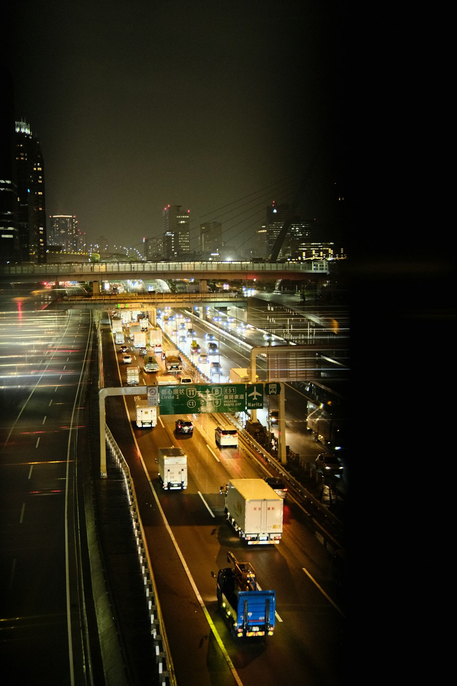 夜の高速道路