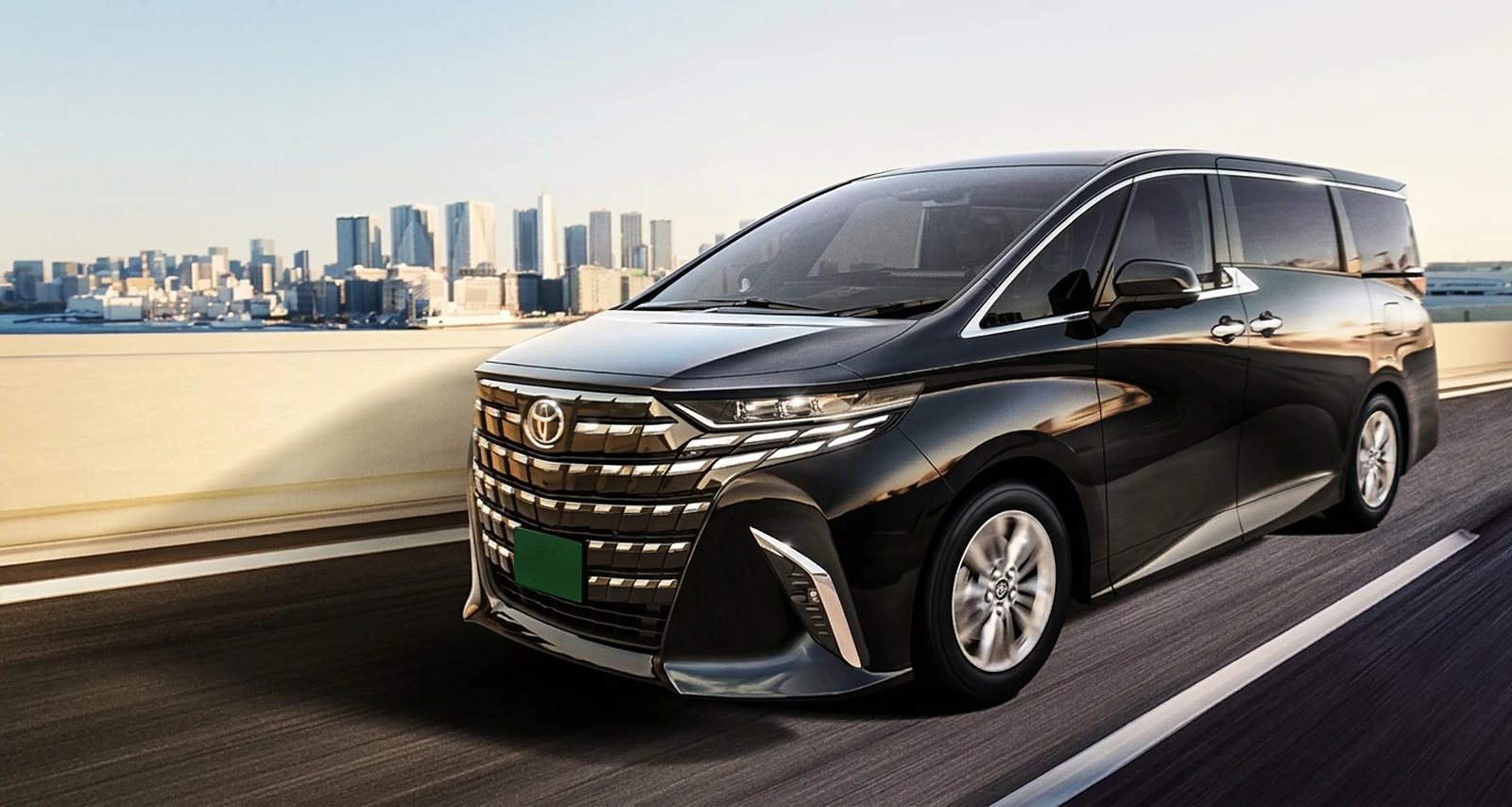 首都高を走る黒の新型アルファード